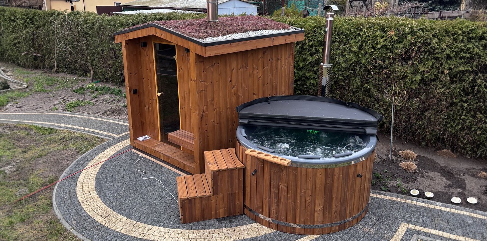 Balia ogrodowa w lesie, wykonana z thermo drewna